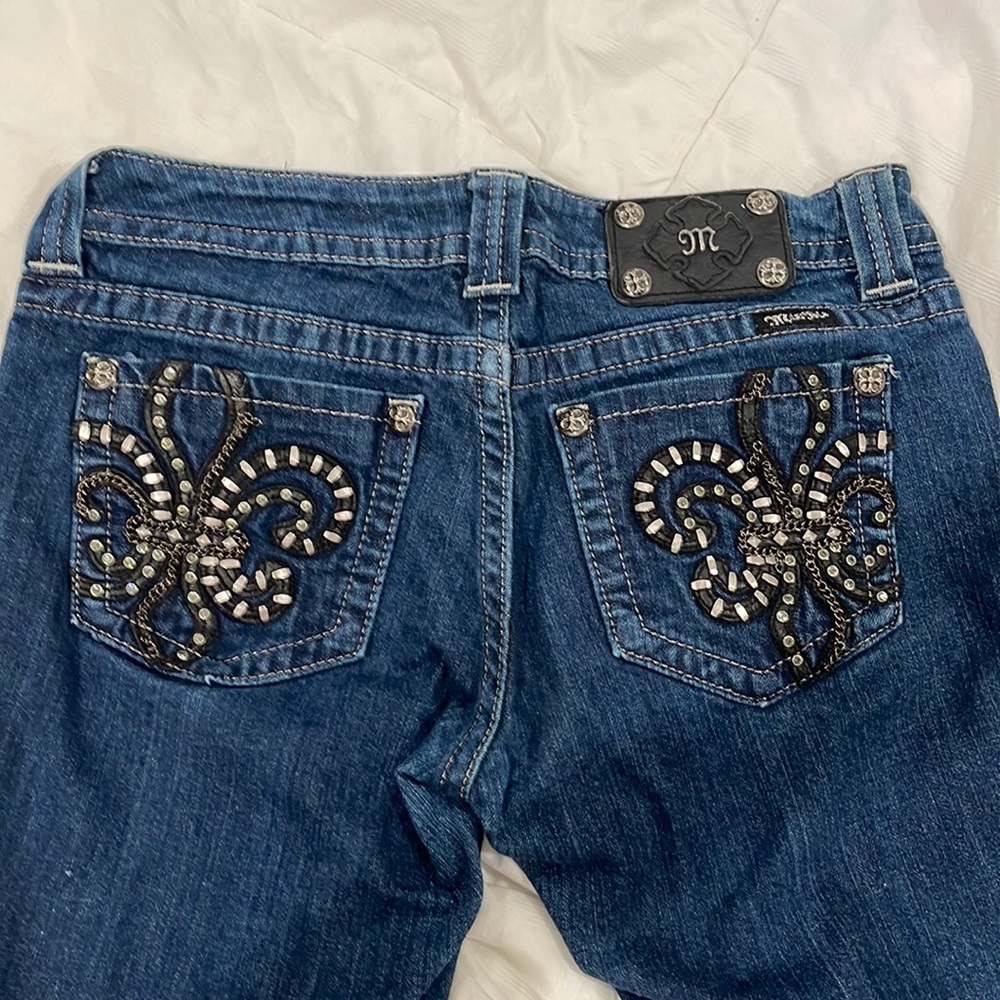 Miss me jeans with embodied chain on the back pockets. Straight leg cut.